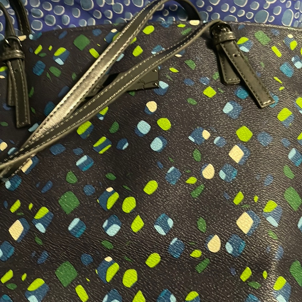 Ladies Vera Bradley Tote bag, 19 inches wide, 11.5 inches tall, zipper top New